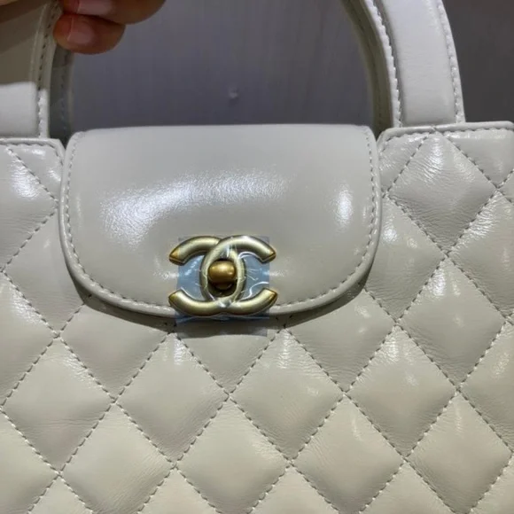 CHANEL Kelly white Leather Handbag with Gold Accents - Picture 8 of 9
